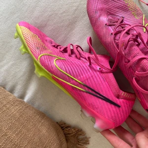 Nike mercurial  - Säljer mina sällsynta  mercurial! I bra skick bara lite smutsiga och en liten spricka under vid en dobb. Skicka om du önskar fler bilder osv. 