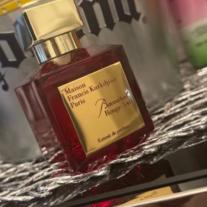 Baccarat Rouge 540 Extrait de Parfum - Lyxig parfym från Maison Francis Kurkdjian, Baccarat Rouge 540 Extrait de Parfum. Flaskan är djup röd med guldiga detaljer och fyrkantig form. Elegant och exklusiv design som verkligen sticker ut på parfymhyllan. Bara testad 