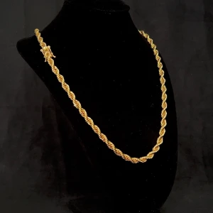 Cordell Halsband Äkta 14K Guldplätering Kistlås - Exklusiv cordell-länk i äkta 14K guldplätering! Utrustad med ett robust kistlås. Stämplad 14K för en autentisk look! Längd 60cm och bredd 6mm. Väger hela 51g!