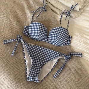 Rutig bikini - Sååå snygg!!! Älskar mönstret💛💛 tyvärr var överdelen lite stor på mig, passar b/c kupa