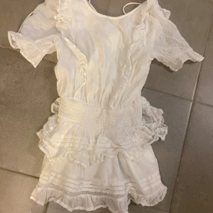 Vit klänning från Gina Tricot - Supersöt vit kortklänning från Gina Tricot med korta ärmar. Perfekt för sommarens alla tillfällen!