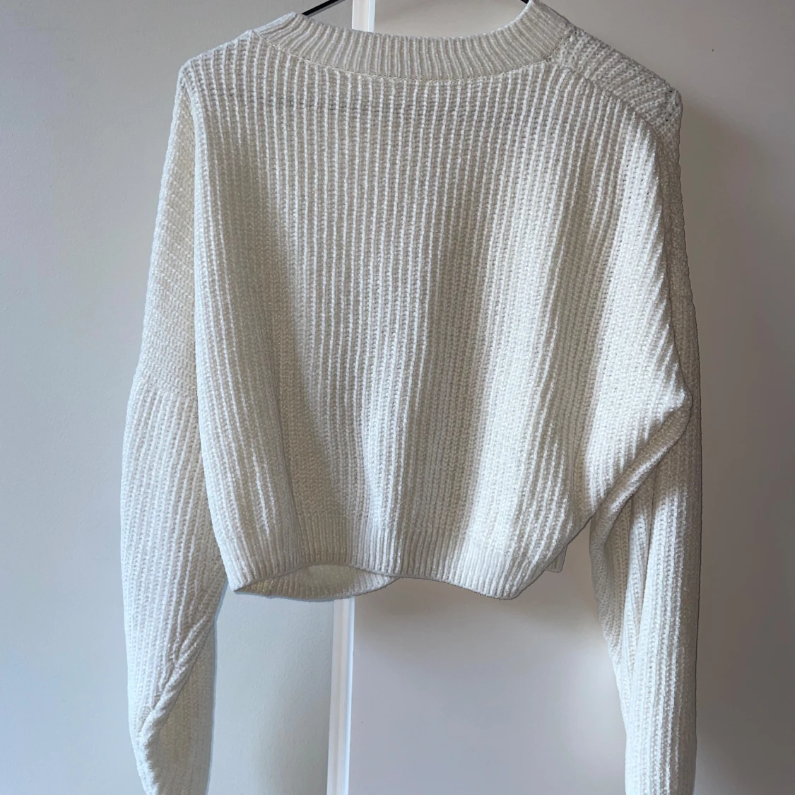 Vit mjuk ribbstickad tröja  - 1