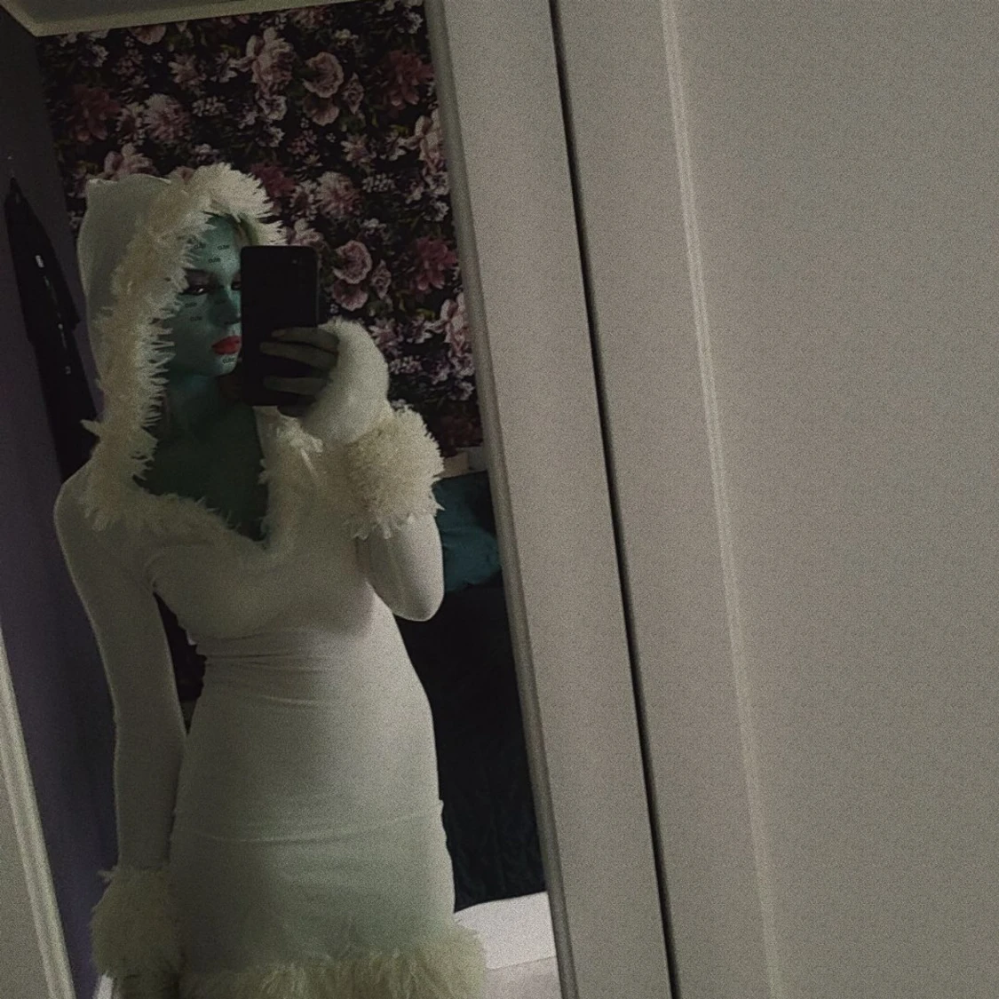 Vit långärmad klänning med fuskpäls - 2