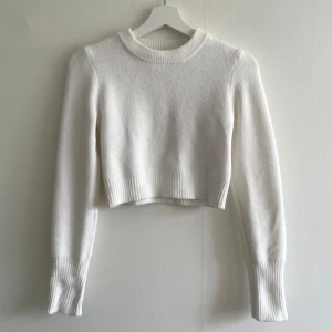 Croppad tröja från Zara - Vit croppad tröja från Zara. Fint skick, använd fåtal gånger.