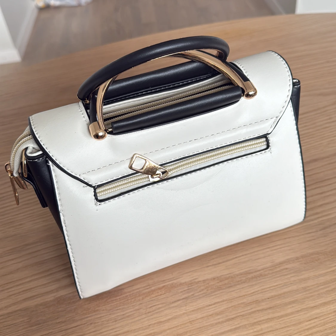 Svartvit handväska med gulddetaljer - 3