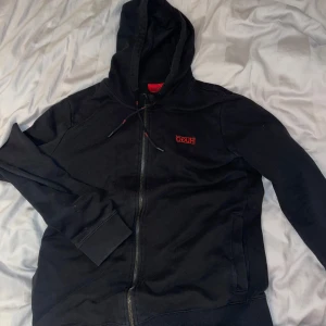 Hugo Boss Zip Hoodie - Mycket använd men fortfarande bra skick. Köparen står för frakt.