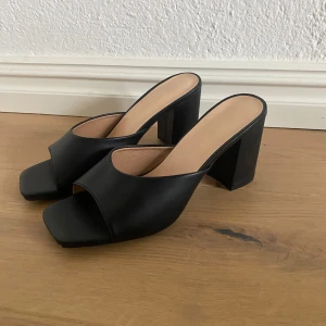 Svarta klackskor - Säljer min klackar då dem är för stora för mig💕 Aldrig använda. Storlek 39.