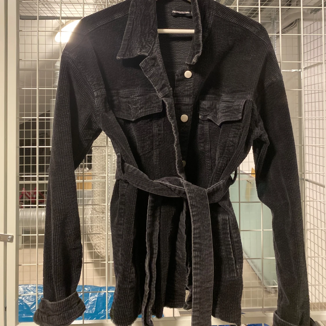 Svart jacka  Prettylittlethings 