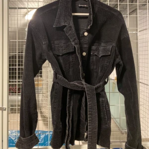 Svart jacka  Prettylittlethings  - Använt 2-3 gånger 