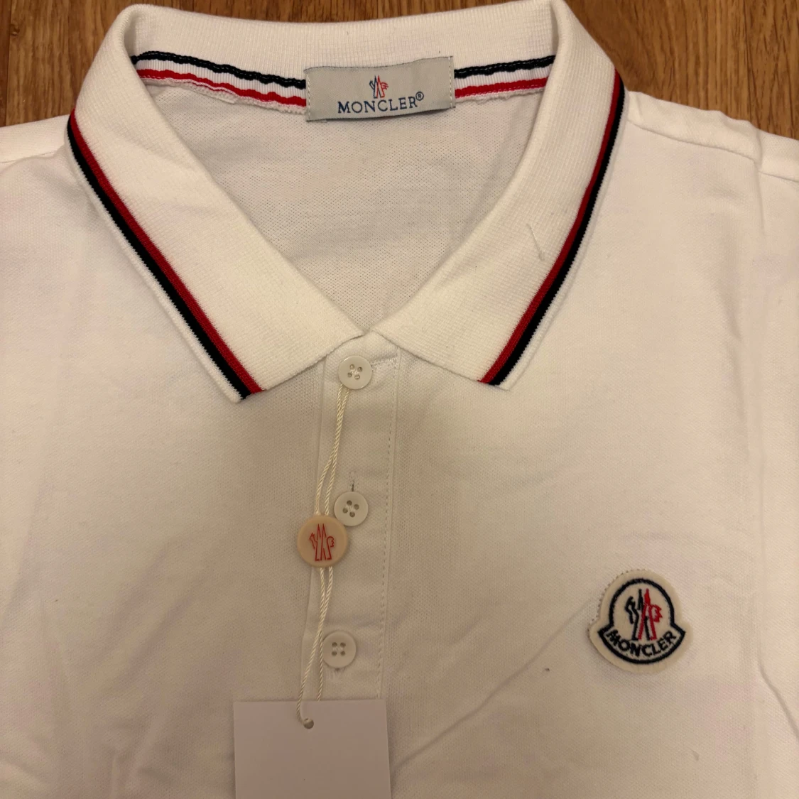 Vit Moncler pikétröja med ränder - 2