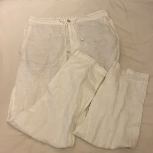 Vita linnebyxor (Zara) - Säljer ett par sjukt stilrena linnebyxor från Zara. Riktigt fräscha och trendiga till varma sommardagar. Storleken är EUR 38 vilket motsvarar S. Hör av er vid intresse!