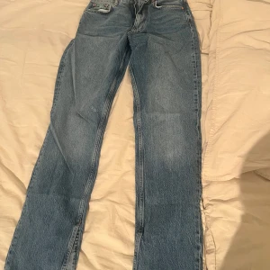Gina Tricot blå jeans straight fit - jeans med rak passform från Gina Tricot.  Perfekta för dig som gillar en enkel och clean stil.