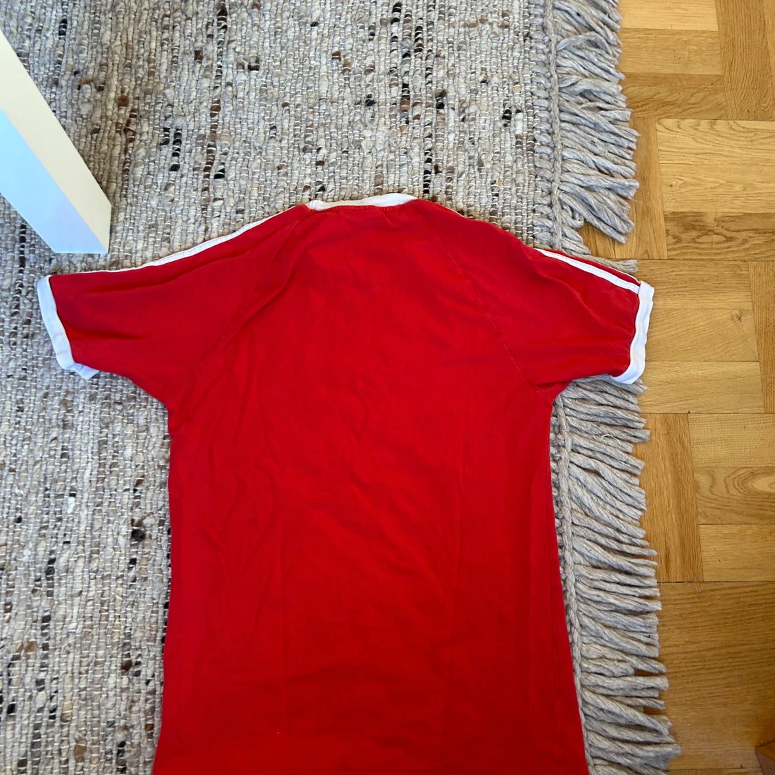 Röd Adidas t-shirt med vita ränder - 1