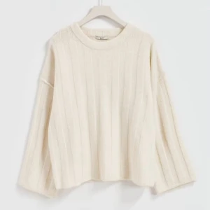 Ribbad beige stickad tröja - Mysig ribbad stickad tröja i beige från Gina Tricot. Tröjan har en relaxed fit med breda ärmar och rund halsringning. Perfekt för lager-på-lager och chill höst- och vinterdagar. Enkel att matcha med jeans eller kjol. Gott skick, använd få gånger. (FRAKT INGÅR EJ)