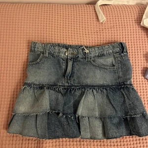 Jeanskjol  - Fin jeanskjol från Gina Tricot i storlek 164. Aldrig använd och superfin i skicket 💕💕