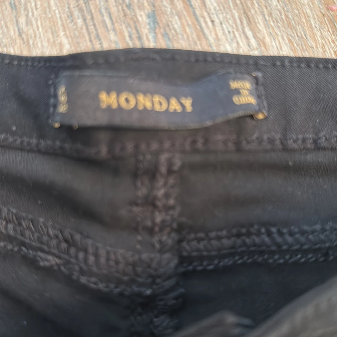 Svarta byxor med dragkedjor från MONDAY - 2