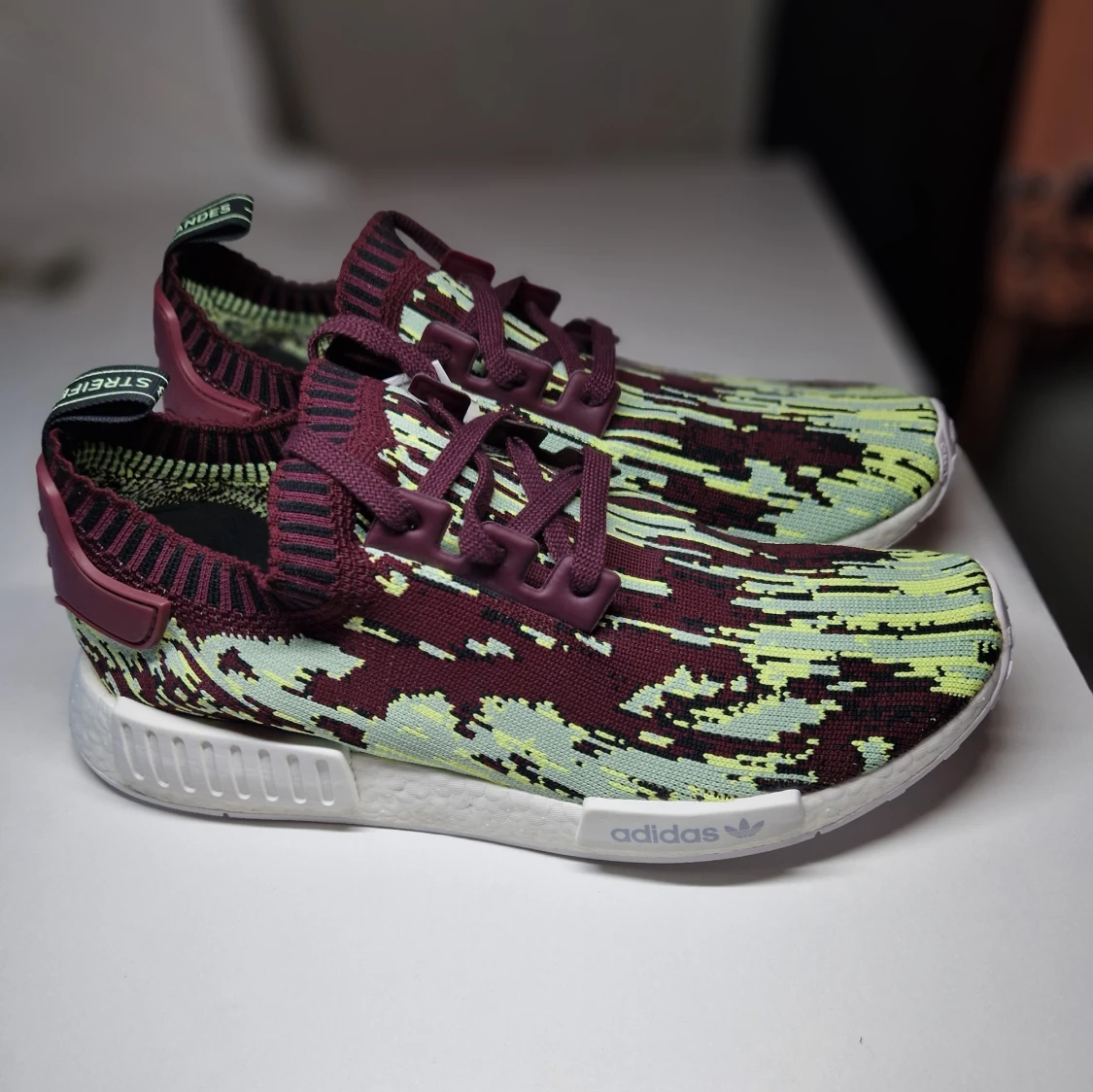 Oanvända Adidas NMD R1 PK EU45