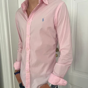 Rosa Ralph Lauren skjorta  - 💸 Nypris: ca 2000 kr 🚚 Snabb frakt! Skickas inom 1–2 dagar ✅ Inga fläckar, hål eller synliga tecken på slitage.   💬 Skriv gärna vid frågor – jag svarar så snabbt som möjligt!