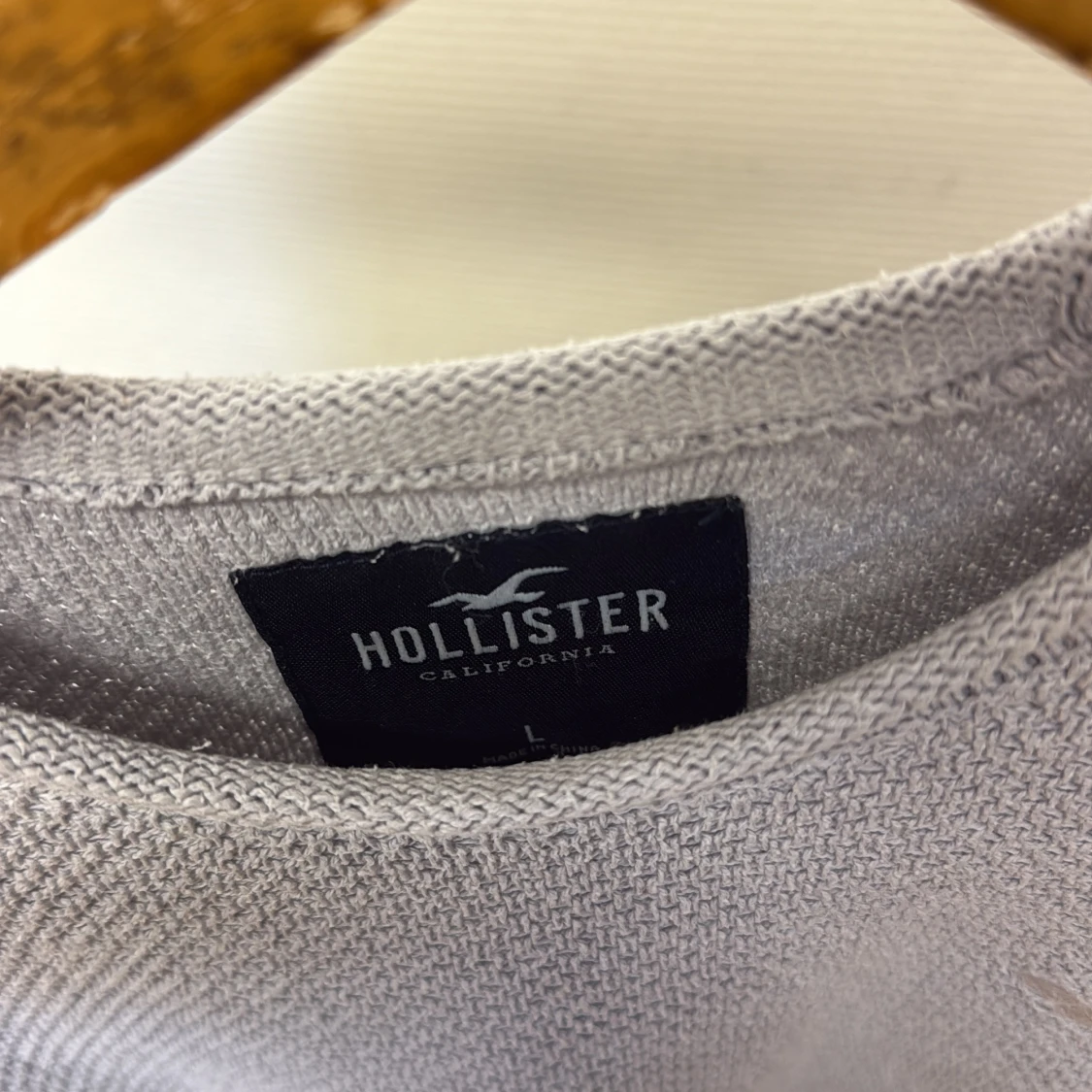 Ljusgrå stickad tröja från Hollister - 2