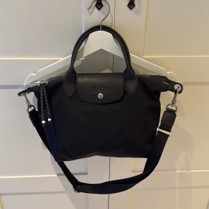 Svart handväska från Longchamp - Snygg svart axelväska från Longchamp, storlek:handbag. Nypris 2800kr, använd bara ett par gånger 💞