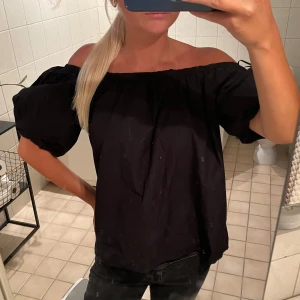 Svart topp - Superfin men använder inte