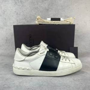 Valentino open sneaker - – Condition: 8/10  – Color: White and black  – What is included: Only the sneakers  – Retail price: 7280