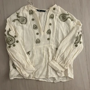 Blus från zara med gröna detaljer  - Så söt blus från zara med fina gröna broderade detaljer, jätte skön och söt men har nästan aldrig använts. Finns inte kvar längre💓