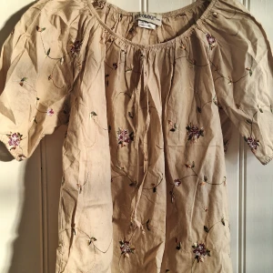 Vintage blus - Jätte fin blommig blus! (Färgen är lite åt det beigea/ljusgula hållet) Från märket Jus d'orange Paris! Står ingen storlek men skulle säga S