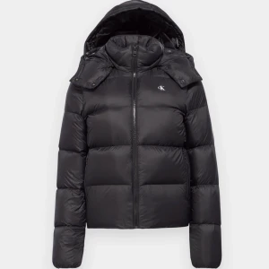 Svart pufferjacka från Calvin Klein - INTRESSEKOLL på min celvin Klein jacka💗 hade den förs vintern men skulle inte säga att de syns💗  den är i xs o sitter bra som xs/s💗 ny pris på den är 2699 