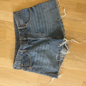 Blåa 90's boyfriend jeansshorts från Hm Weekday - Lowwaish jeansshorts från Hm!