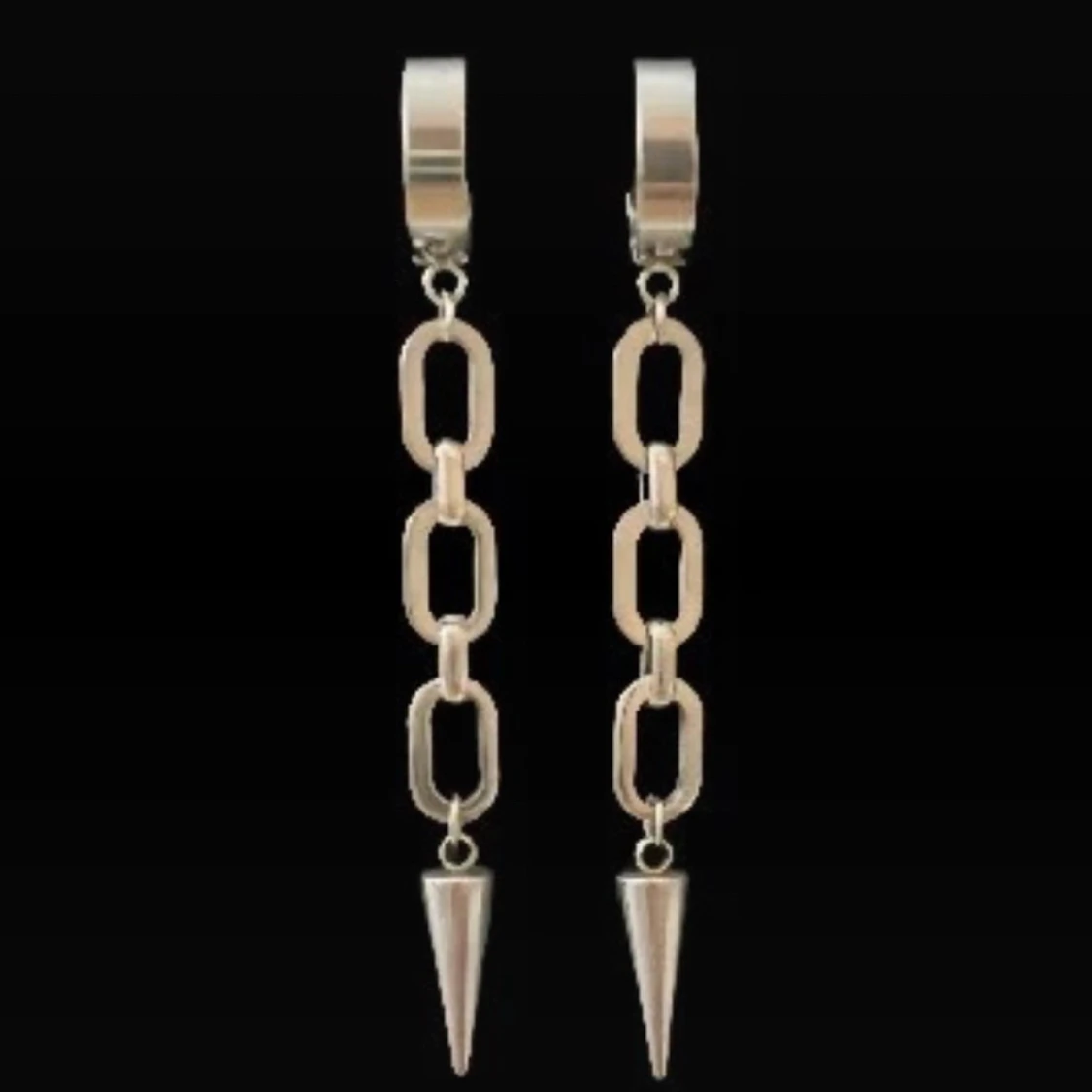Silverfärgade kedjeörhängen med spikes