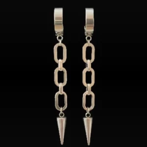 Silverfärgade kedjeörhängen med spikes - Snygga örhängen i silverfärg med kedjelänkar och spetsiga spikes längst ner. De har en cool, edgy vibe och passar perfekt för dig som gillar statement-smycken. Lätta att matcha med olika outfits för en trendig look.