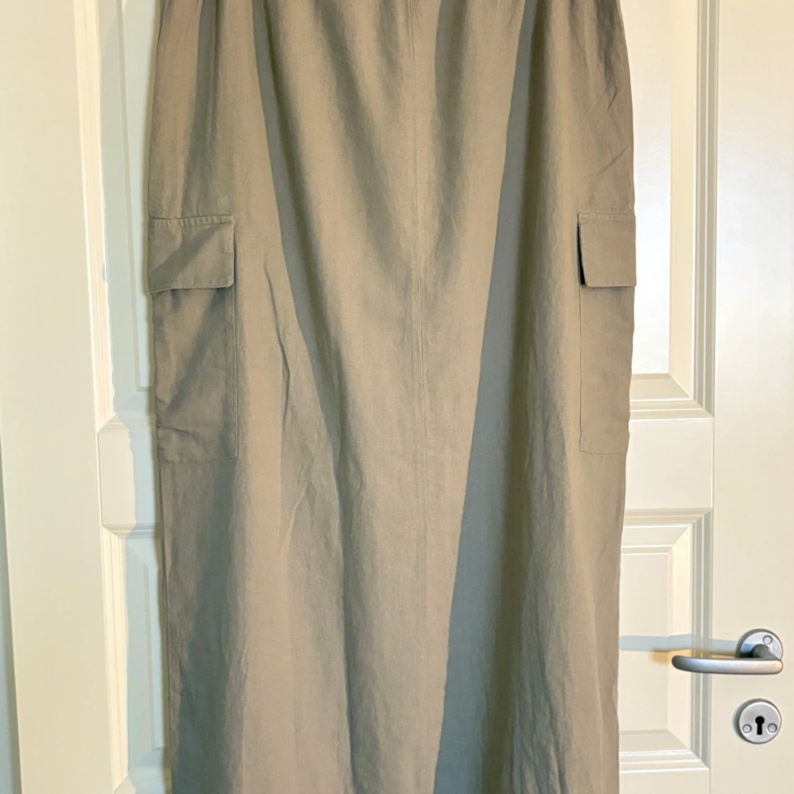 Beige långkjol med fickor och slitsar - 1