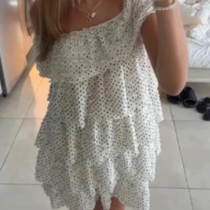 Prickig klänning  - Söt prickig klänning från Zara, storlek XS❤️ 
