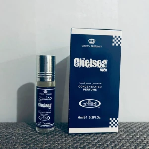Chelsea Man parfym från Al-Rehab - Chelsea Man koncentrerad parfym från Al-Rehab. Kommer i en liten glasflaska med silverfärgat lock och blå etikett. Förpackningen är blå med vita detaljer och tydlig logga. Innehåller 6 ml oljebaserad parfym.