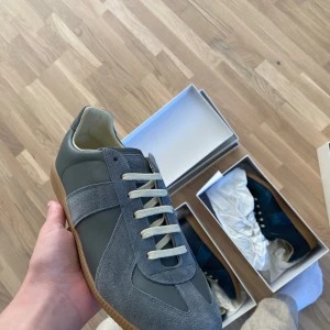 Maison Margiela Gats - grå - Tänker sälja/byta min enormt snygga gats. Jag tänkte använde dem men vill typ byta mot nå andra skor. Strl 43 knappast använda har typ haft dem en gång men det syns inte. Skick 10/10 skulle ja säga. Pris 3599 elr byte. Går att diskuteras isf vid en snabb affär. Postar via PostNord spårbart o säkert. Mvh Etienne 