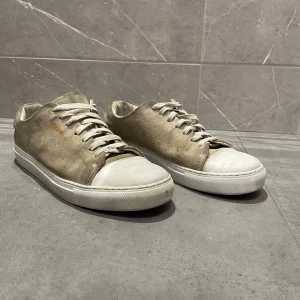 Axel Arigato skor ”cap toe”  - Äkta arigato skor, tyvärr är de väldigt smutsiga. Jag har blekt sulan vit, byt skosnören och försökt fyllt i arigato loggan. Att kemtvätta dom får de säkert som nya igen :) Pris kan såklart diskuteras 