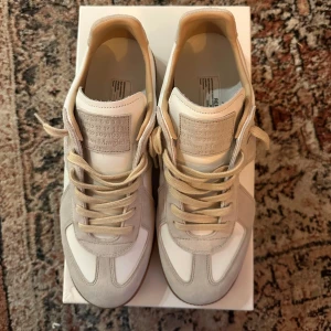 Maison margiela Gats  - Tjena! Nu finns dessa riktigt feta Maison margiela Gats skorna i färgen vit till salu! Dem är nästan helt nya utan några skador:) OBS dem är INTE äkta! Allt OG medföljer som box och dustbags mm. MVH// Abbe