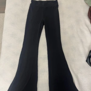 Svarta ribbade bootcut-byxor XS - Svarta ribbade byxor från Shein i storlek XS. De har en skön stretchig passform och bootcut-ben som ger en snygg siluett. Skriv för fler frågor om mått eller annat!💗