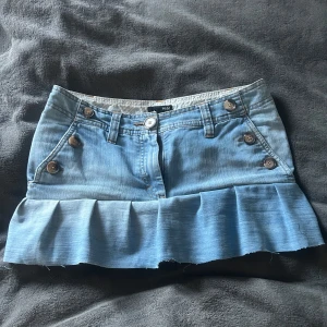 Ljusblå jeanskjol med volang - Supersöt ljusblå jeanskjol  med volang nertill. Pris är diskuterbart!