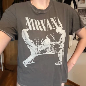 Nirvana band tshirt  - Köpt på hm många år sedan, jag rensar min gadrob och den används ej längre 