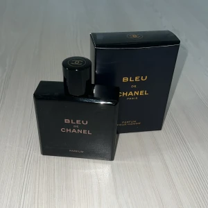 Bleu de Chanel Parfum herrdoft - Bleu de Chanel Parfum är en lyxig herrparfym i en elegant, mörkblå glasflaska med minimalistisk design och guldiga detaljer. Doften är maskulin och modern, perfekt för dig som gillar exklusiva och tidlösa parfymer från ett ikoniskt modehus.
