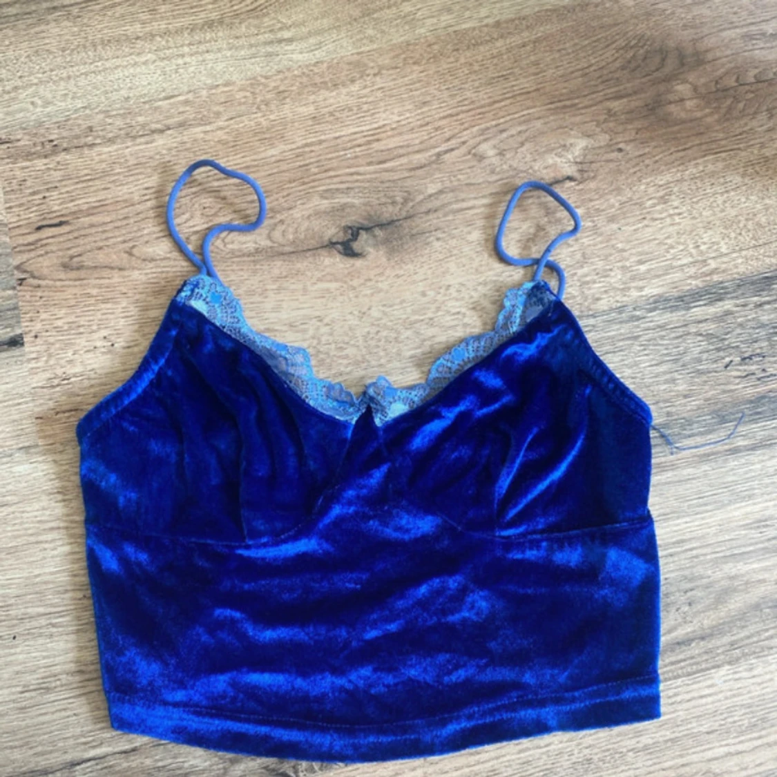 Blå sammetslinne med spetsdetalj - 1