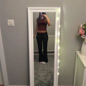 Svarta kostymbyxor med slits - Säljer ett par svarta kostymbyxor från bikbok i storlek 34 petite med snygg slits nertill. Innerbenslängden är ca 71 cm. Använda fåtal gånger och är i bra skick och har inga defekter.