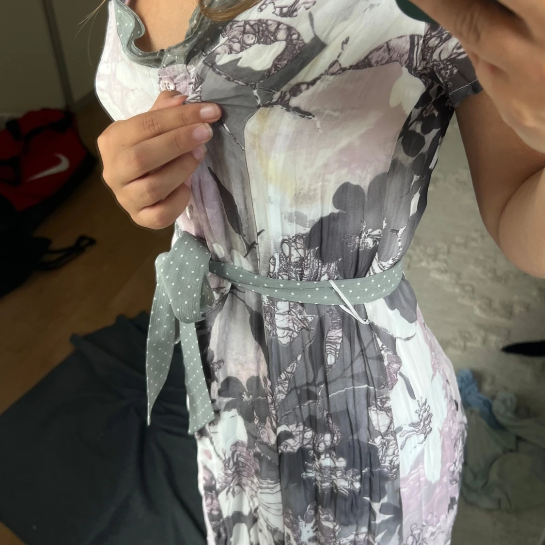 Blommig kortklänning med knytband - 2