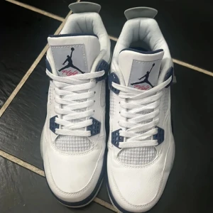 Nike Air Jordan 4 White Oreo sneakers - Säljer ett par Jordan 4 midnight navy's, de är använda 1 gång och så är de storlek 45