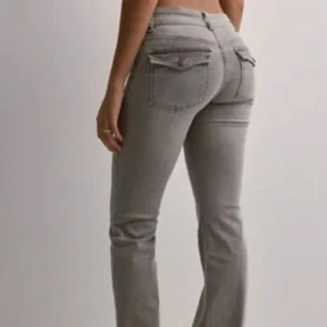 Low waist bootcut jeans - Jättefina Low waist bootcut jeans från Nelly som tyvärr inte passar. Använd ganska få gånger och är i bra skick endast lite slitningar längst ner(bild 4)💗