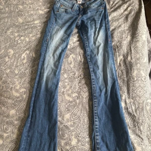 True religion jeans 💘 - Fina true religion jeans i storlek 24, de har någon fläck på ena benet men inget man tänker på (se bild)   Innerben 84cm Midjemått 34cm. Har ingen bild på då de inte passar!🩵