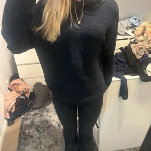 Svart stickad tröja med luva - svart stickad tröja med en luva. Som jag inte använt många gånger 