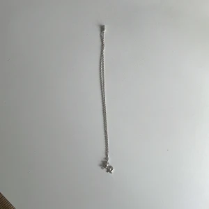 Halsband från marianilsdotter - Säljer detta fina halsbandet från Maria Nilsdotter pågrund av att de inte kommer till användning. Halsbandet är i längd 40. Nypris är ca 1900 men säljer för 1000kr då de knappt är använt 